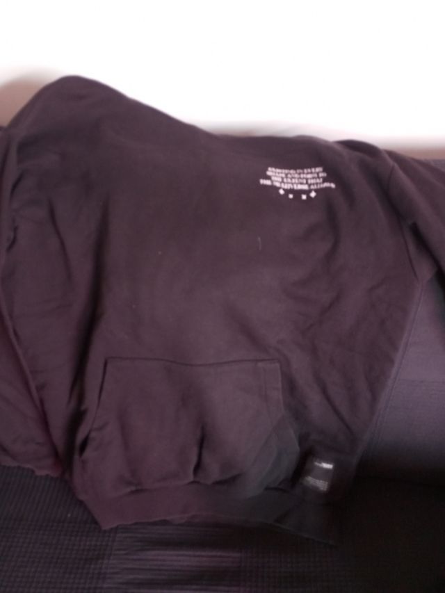 Sudadera Pull&Bear Negra, marron y pantalones