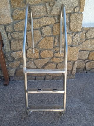 Escalera piscina metal plateada