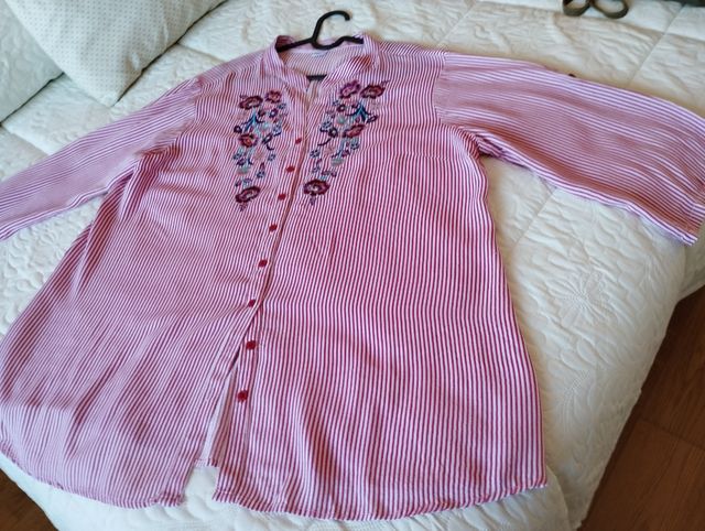 Camisa de rayas con bordado floral