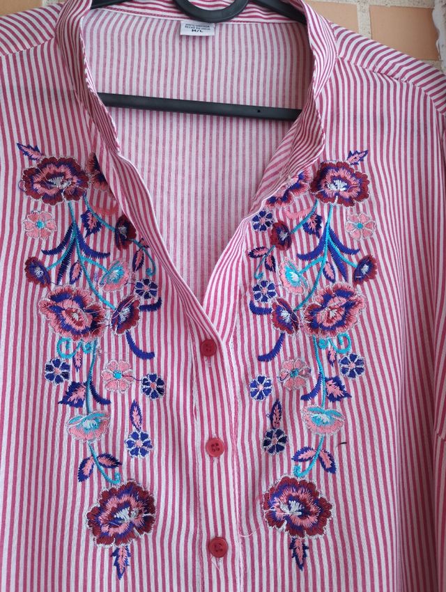 Camisa de rayas con bordado floral