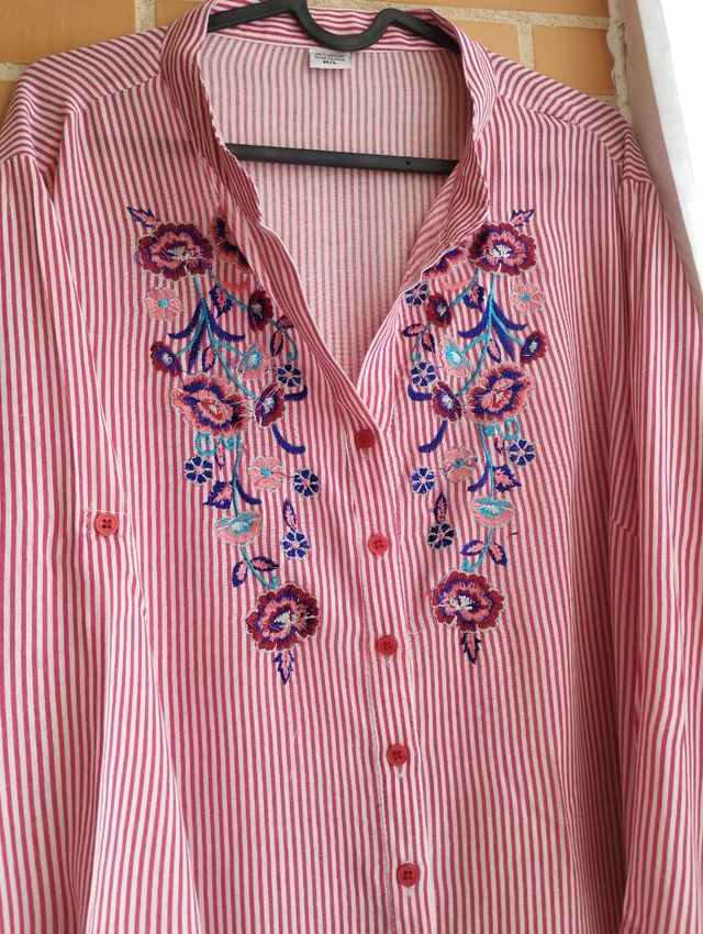 Camisa de rayas con bordado floral