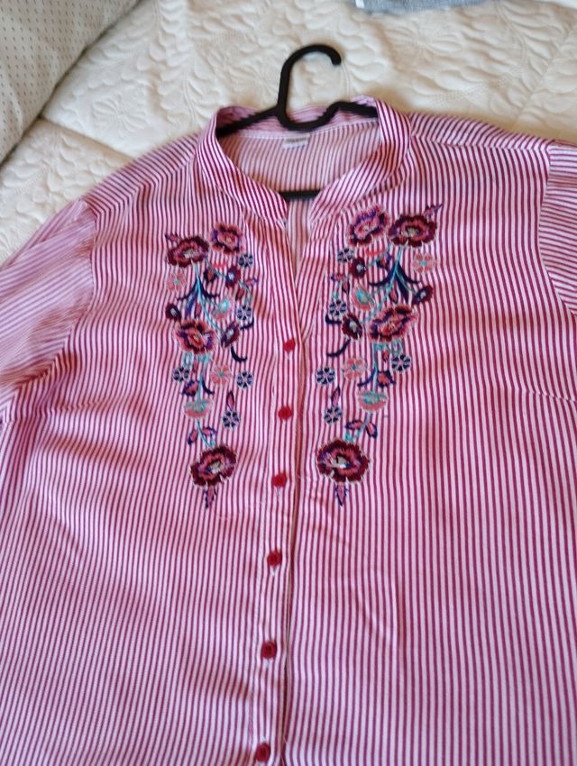 Camisa de rayas con bordado floral