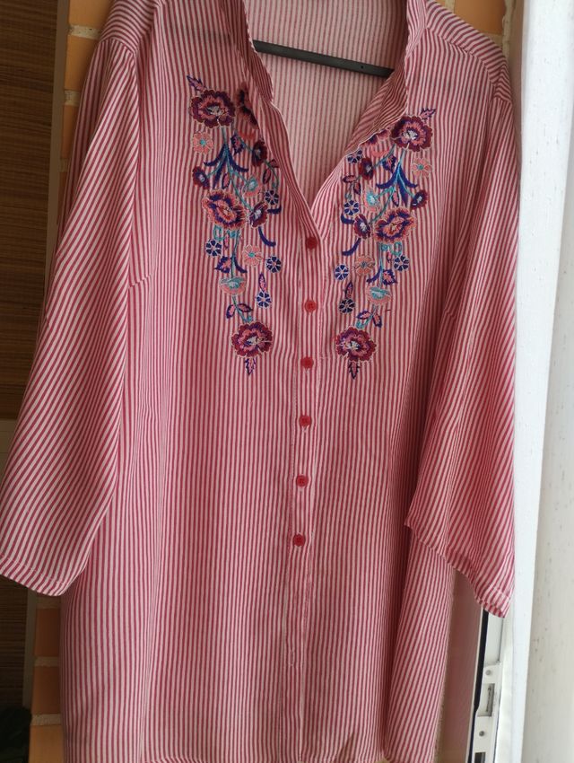 Camisa de rayas con bordado floral