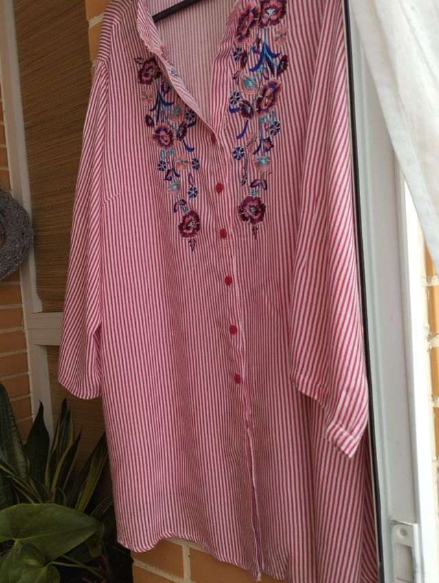 Camisa de rayas con bordado floral
