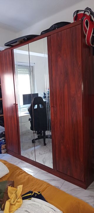 Armario de madera con puertas de espejo