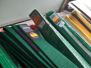Cinture BJJ grigie, verdi e gialle, arancioni