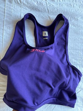 Top deportivo violeta y rosa de Ilico
