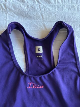 Top deportivo violeta y rosa de Ilico