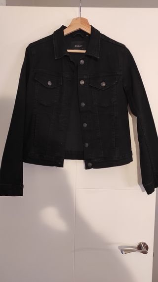 Cazadora vaquera Stradivarius negra de mujer
