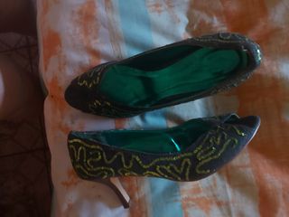 Zapatos de tacón negros con lentejuelas