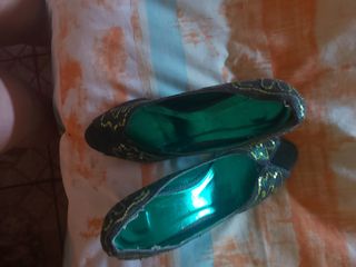 Zapatos de tacón negros con lentejuelas