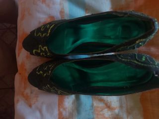 Zapatos de tacón negros con lentejuelas