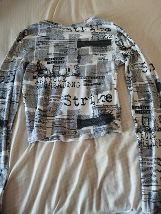 Camiseta manga larga con estampado periodico
