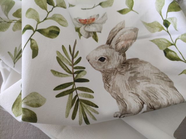 Tela de algodón con conejos y hojas