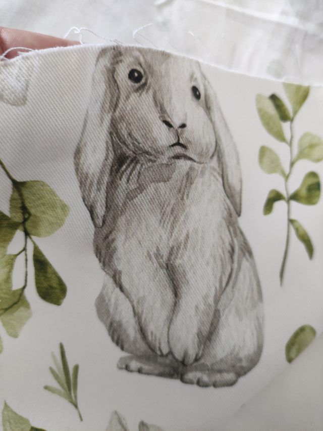 Tela de algodón con conejos y hojas