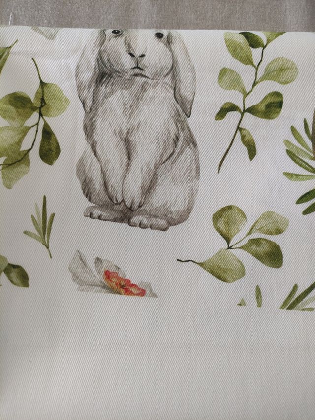 Tela de algodón con conejos y hojas