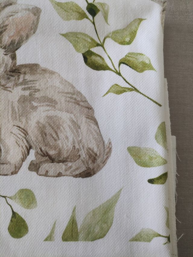 Tela de algodón con conejos y hojas