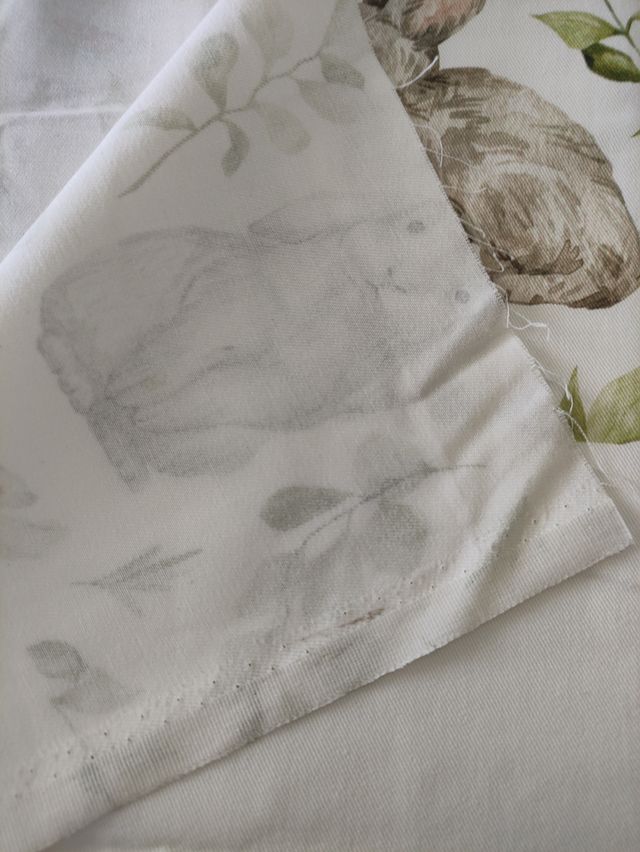 Tela de algodón con conejos y hojas