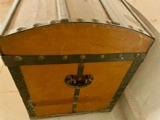 Baúl de viaje antiguo madera y metal
