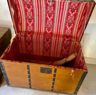 Baúl de viaje antiguo madera y metal