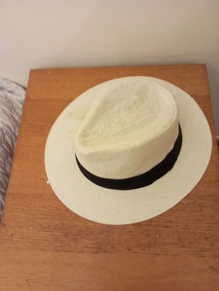 Sombreros de paja blancos y marrones 