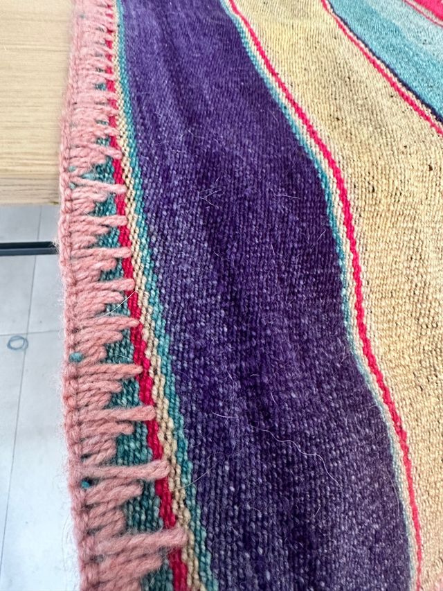 Camino de mesa tejido a mano multicolor. de Perú.