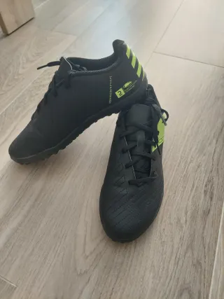 Botas de fútbol niño negras y verdes