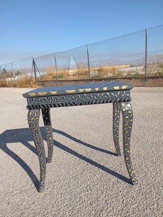 Mesa de madera restaurada animal print