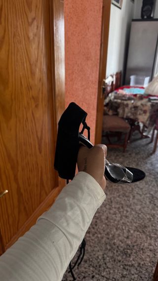 Sandalias tacón negras con tiras transparentes