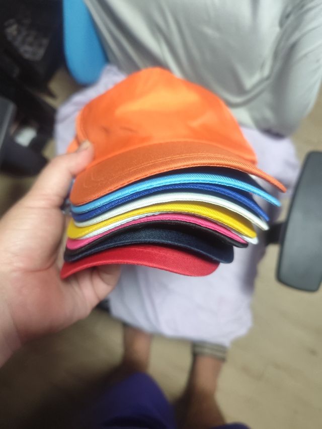 10 x 15€ Cappucci solidi in colori assortiti 2€/u.