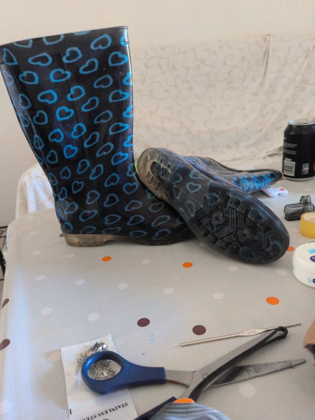 Botas de agua negras con corazones azules