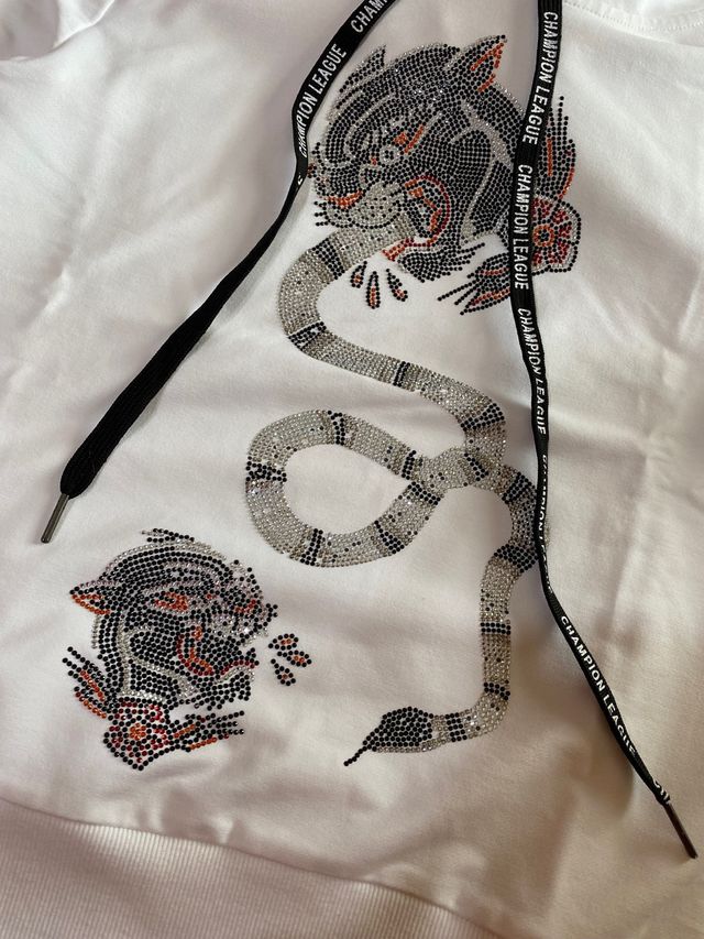 Felpa con cappuccio e disegno brillantini