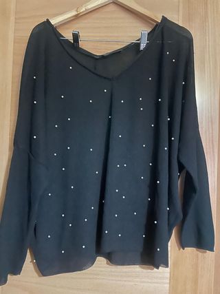 Blusa negra con perlas
