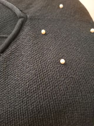 Blusa negra con perlas