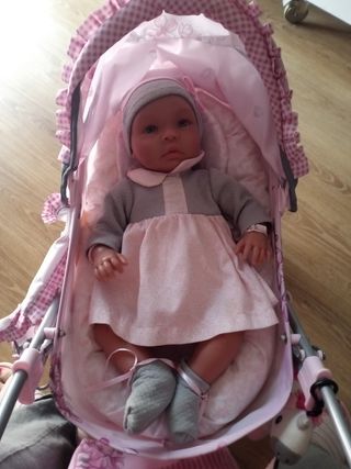 Muñeca Reborn con carrito