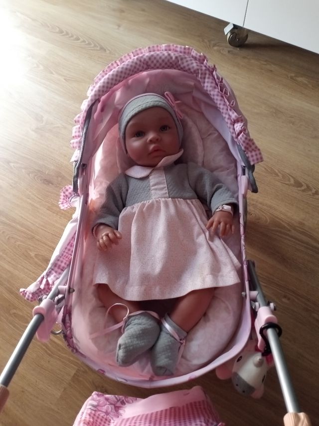 Muñeca Reborn con carrito