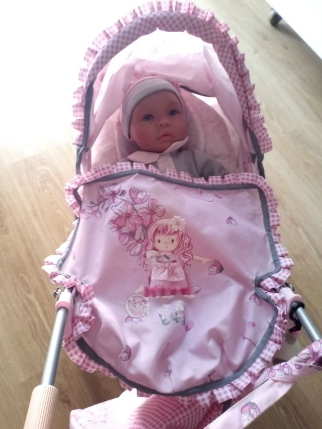 Muñeca Reborn con carrito