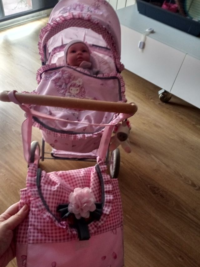 Muñeca Reborn con carrito