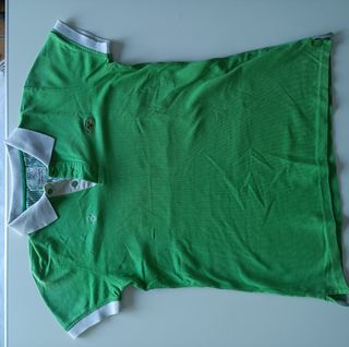 Polo verde con cuello blanco