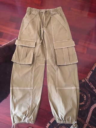 Pantalón cargo Zara verde caqui
