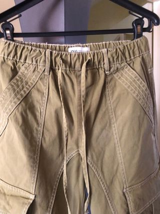 Pantalón cargo Zara verde caqui
