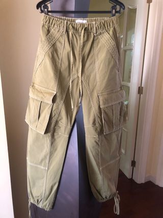 Pantalón cargo Zara verde caqui
