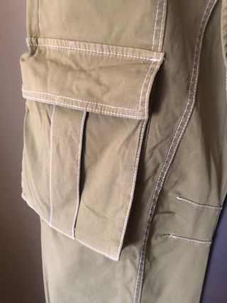 Pantalón cargo Zara verde caqui
