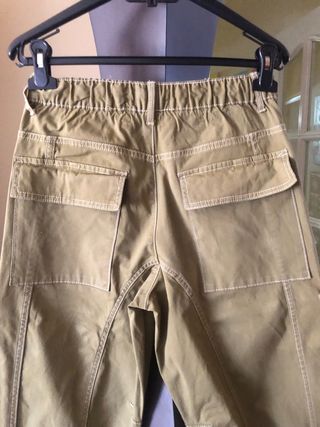 Pantalón cargo Zara verde caqui
