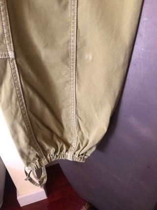 Pantalón cargo Zara verde caqui
