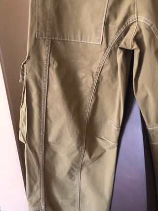 Pantalón cargo Zara verde caqui
