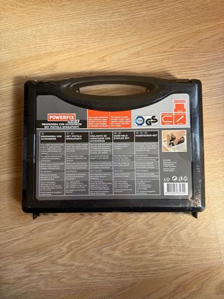 Grapadora Powerfix con grapas sin estrenar.