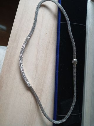 Collar plateado con cristales