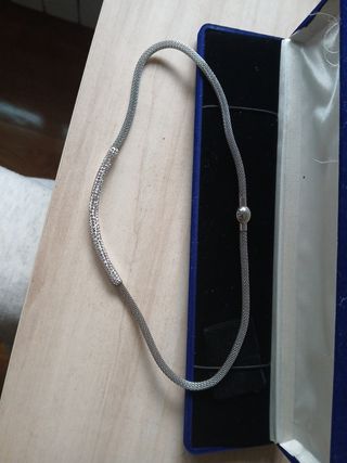 Collar plateado con cristales