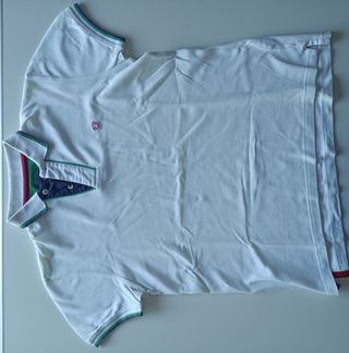 Polo blanco con detalles de color